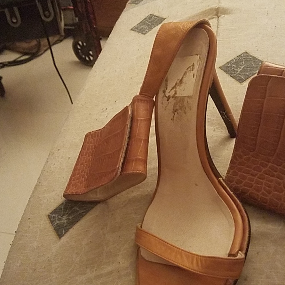 Very Sexy tan sandals w/a wrap around your ankles - Picture 4 of 6